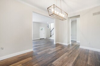 909 N Hanley Rd in University City, MO - Foto de edificio - Building Photo