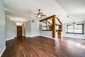 8131 Split Oak Dr in Houston, TX - Building Photo - Building Photo
