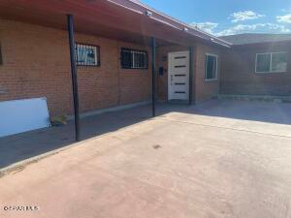 2113 N Campbell St in El Paso, TX - Building Photo