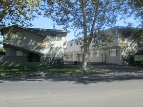 Home Crest Townhomes in Stockton, CA - Building Photo - Building Photo