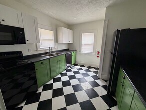 1112 Vine St in West Des Moines, IA - Building Photo - Building Photo