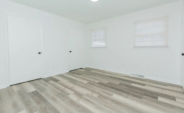 Room in Apartment on Greenbriar Rd in Greensboro, NC - Building Photo - Building Photo