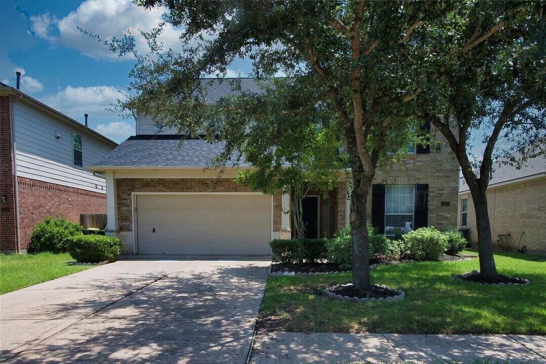 2023 Creek Run Dr in Pearland, TX - Building Photo