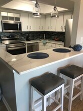 5220 Brittany Dr S, Unit 1006 in St. Petersburg, FL - Foto de edificio - Building Photo