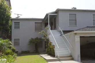 10826-10828 1/2 Holman Ave in Los Angeles, CA - Building Photo - Building Photo