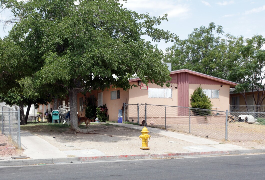 705-709 N 10th St in Las Vegas, NV - Building Photo