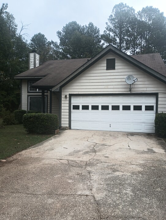 2068 Drake Ct in Lithonia, GA - Building Photo