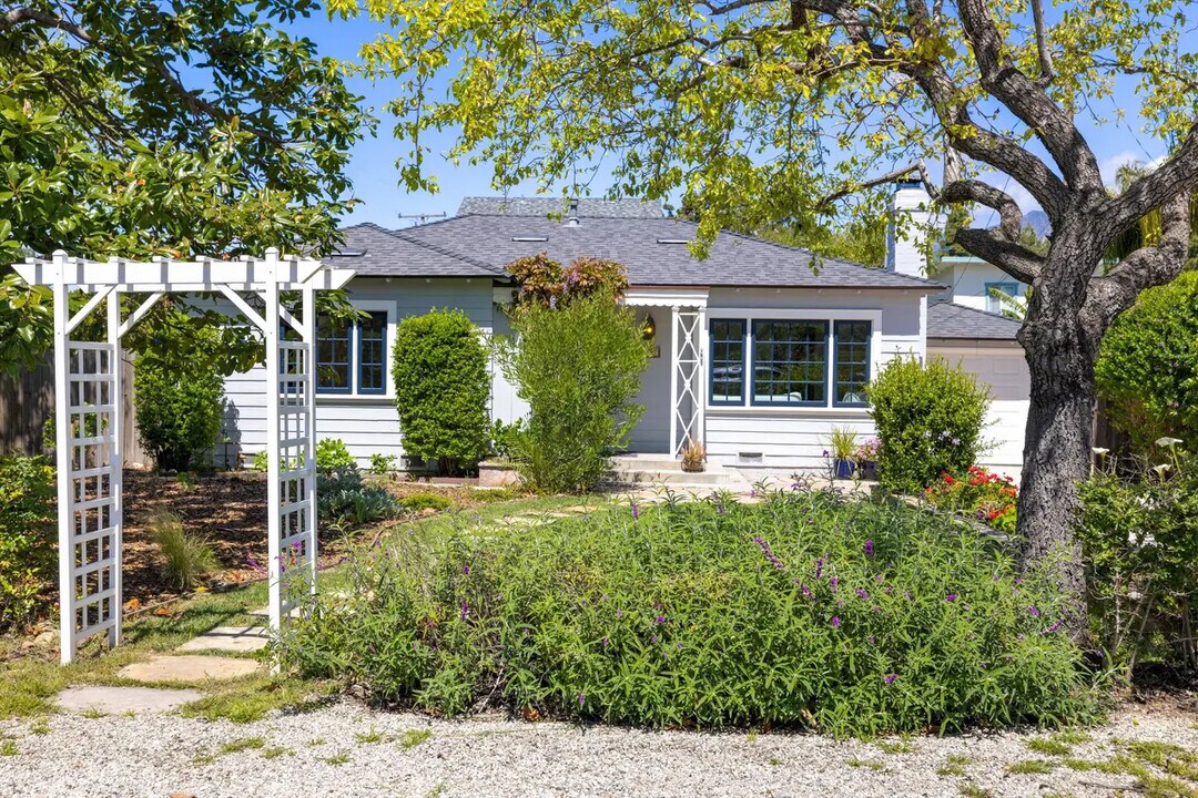 1127 Vallecito Rd in Carpinteria, CA - Building Photo