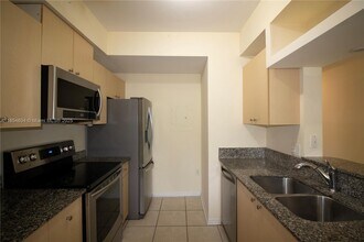 2469 Centergate Dr in Miramar, FL - Foto de edificio - Building Photo