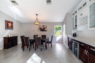 9330 Seagrape Dr in Vero Beach, FL - Foto de edificio - Building Photo