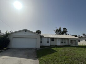 533 Crandall St NW in Port Charlotte, FL - Building Photo