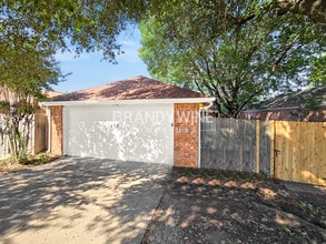 214 Streamside Dr in Desoto, TX - Building Photo - Building Photo