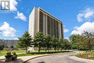 820 Burnhamthorpe Rd in Toronto, ON - Building Photo