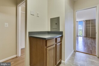 4242 East-West Hwy-Unit -1017 in Chevy Chase, MD - Foto de edificio - Building Photo