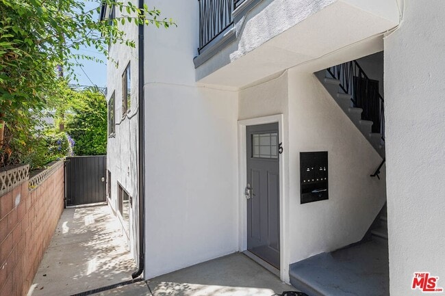 4422 Melbourne Ave in Los Angeles, CA - Foto de edificio - Building Photo