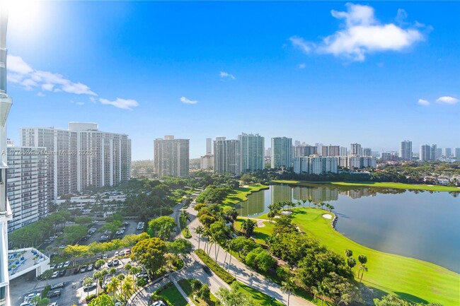 3675 N Country Club Dr in Aventura, FL - Foto de edificio - Building Photo