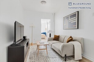 327 E 10th St in New York, NY - Building Photo