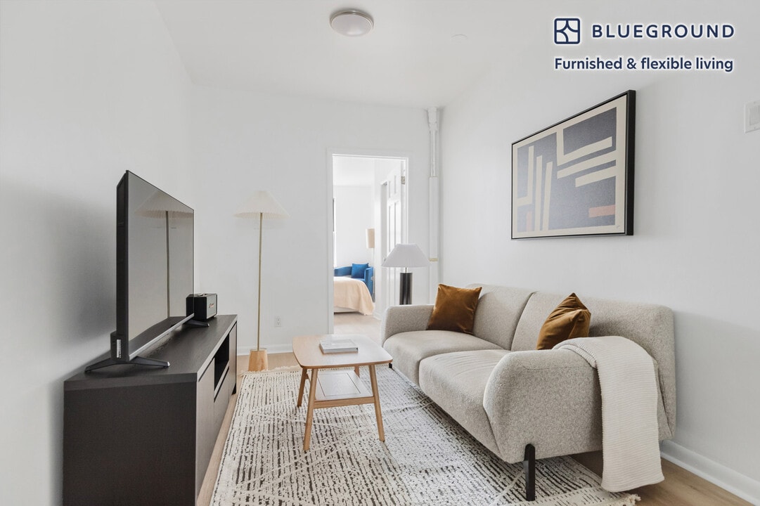 327 E 10th St in New York, NY - Building Photo