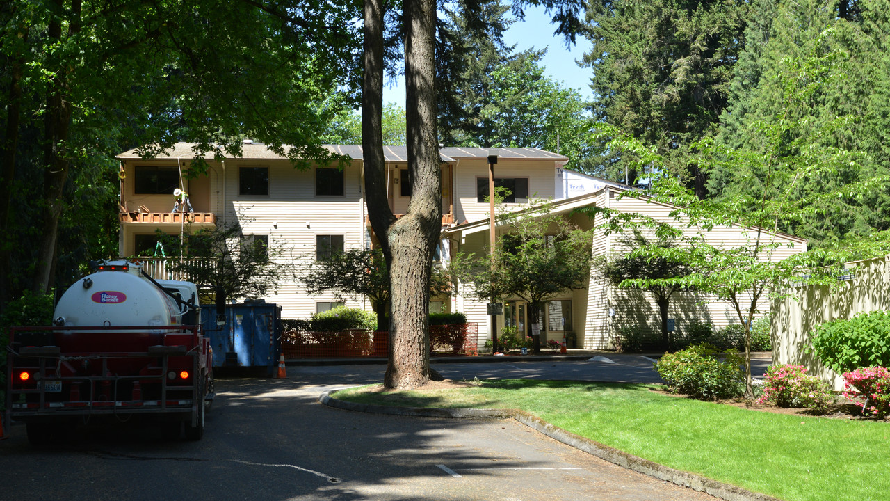 Hollyfield Village in Lake Oswego, OR - Foto de edificio