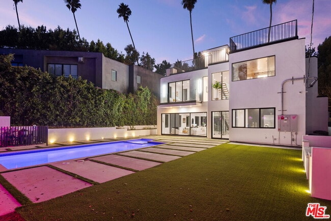 12700 Montana Ave in Los Angeles, CA - Building Photo - Building Photo