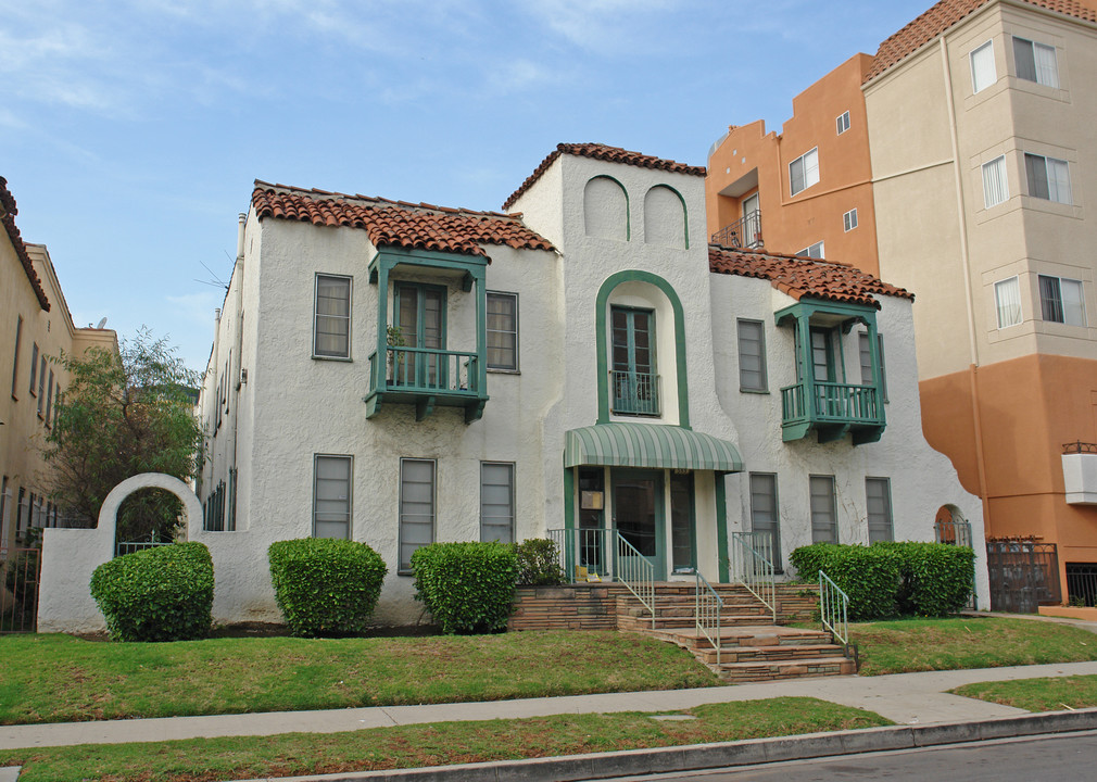 353 S Cloverdale Ave in Los Angeles, CA - Building Photo