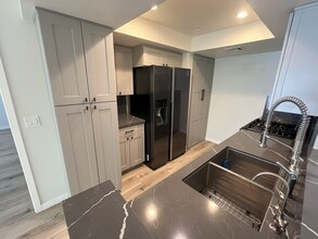 4249 Longridge Ave, Unit 208 in Studio City, CA - Foto de edificio - Building Photo