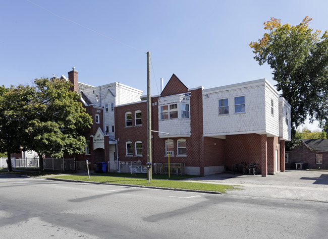 High Park Manor in Barrie, ON - Building Photo - Building Photo