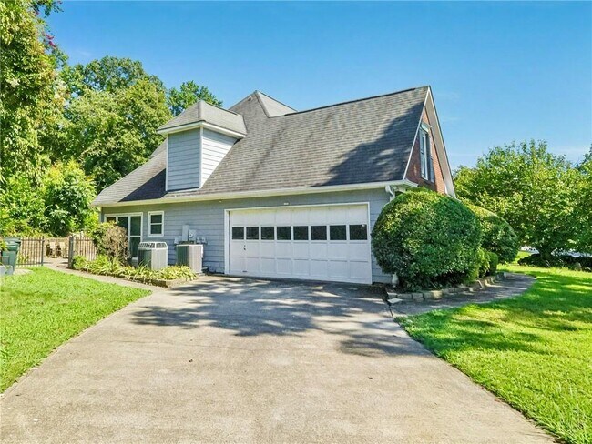 895 Thoroughbred Trce in Sugar Hill, GA - Building Photo - Building Photo