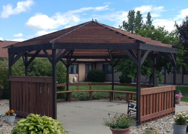 Courtyard Apartments in Huron, SD - Foto de edificio - Building Photo