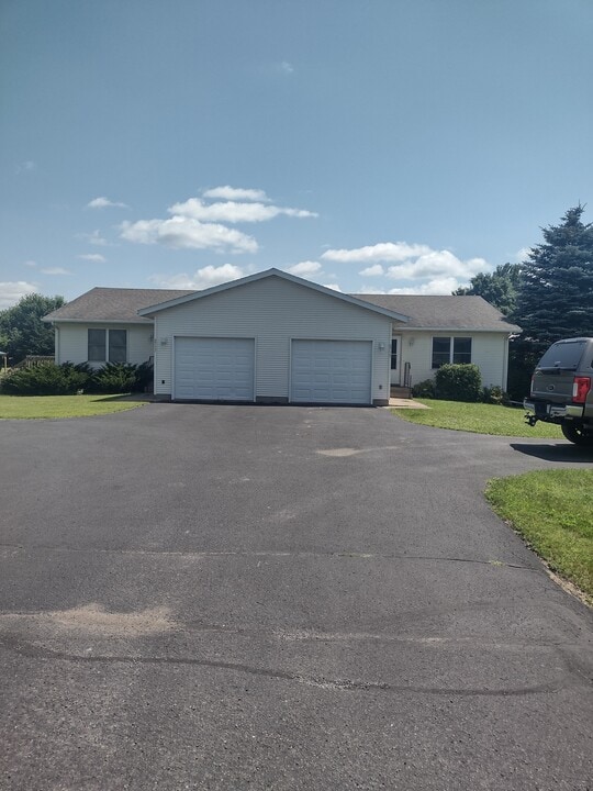 8715 141st St, Unit 8715 in Chippewa Falls, WI - Foto de edificio