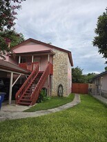 6811 Blue Dawn Trail, Unit B in Austin, TX - Building Photo