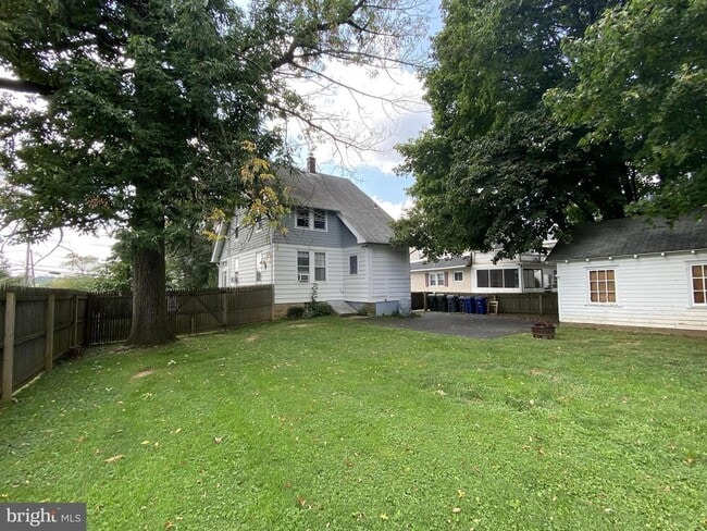 2125 Old Welsh Rd, Unit 2nd Floor in Abington, PA - Foto de edificio - Building Photo