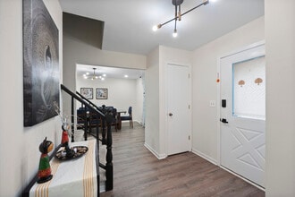 8 Hampton Ct in Mundelein, IL - Building Photo - Building Photo