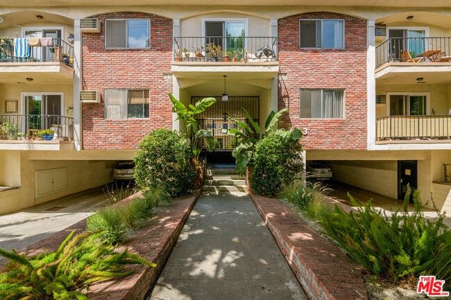 property at 2803 Arizona Ave