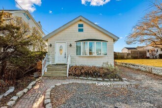 2 Pirates Cove in Massapequa, NY - Foto de edificio - Building Photo