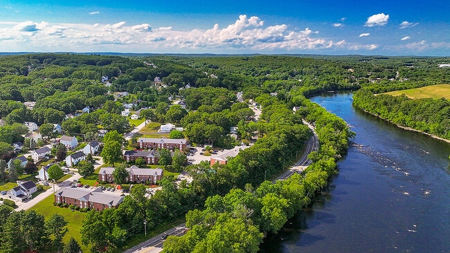 Churchill Court in Haverhill, MA - Foto de edificio - Building Photo