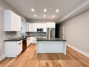 930 N Wolcott Ave in Chicago, IL - Foto de edificio - Building Photo