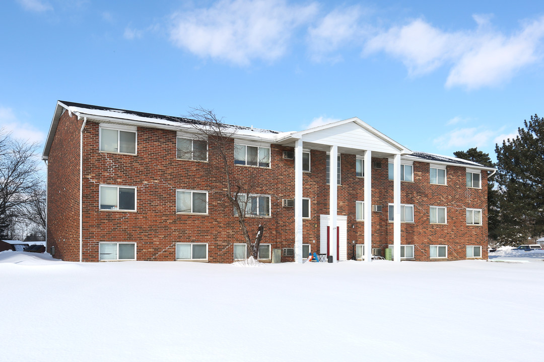 Colonial Estates Apartments in Potterville, MI - Building Photo