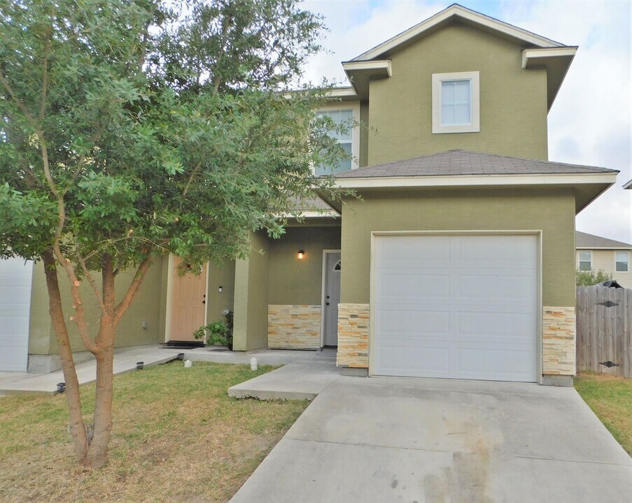 4929 Stowers Blvd in San Antonio, TX - Building Photo