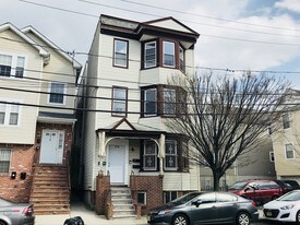 218 Bergen St, Unit 3 in Newark, NJ - Building Photo