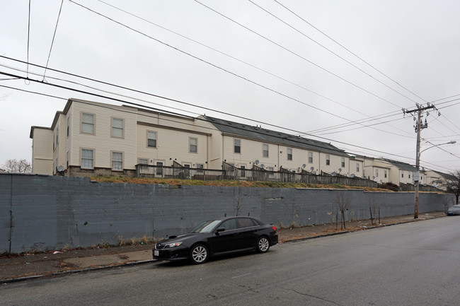 Genesis Square Townhouses in Philadelphia, PA - Foto de edificio - Building Photo