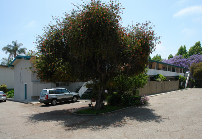 3940 Via Lucero in Santa Barbara, CA - Foto de edificio - Building Photo