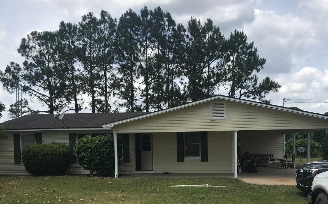 551 Liberty Church Rd in Nicholls, GA - Building Photo