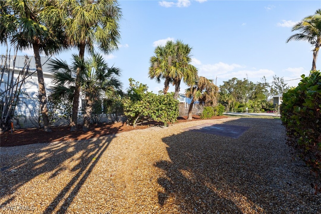 849 Beach Rd in Sanibel, FL - Building Photo