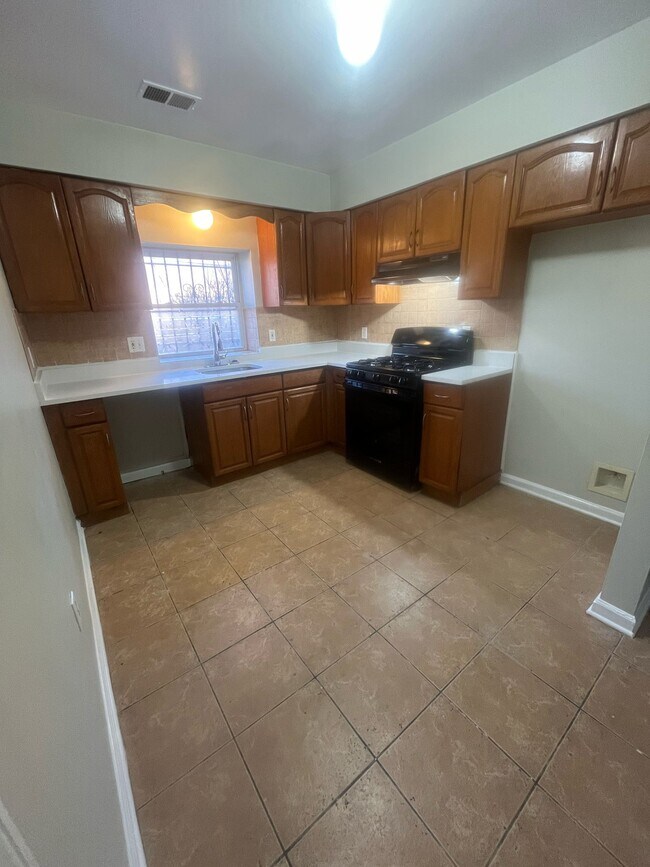 51 Holland St, Unit 1 in Newark, NJ - Building Photo - Building Photo
