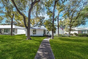 5837 Clendenin Ave in Dallas, TX - Building Photo