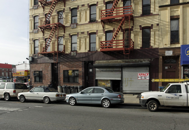 4 Malcolm X Blvd in Brooklyn, NY - Foto de edificio - Building Photo