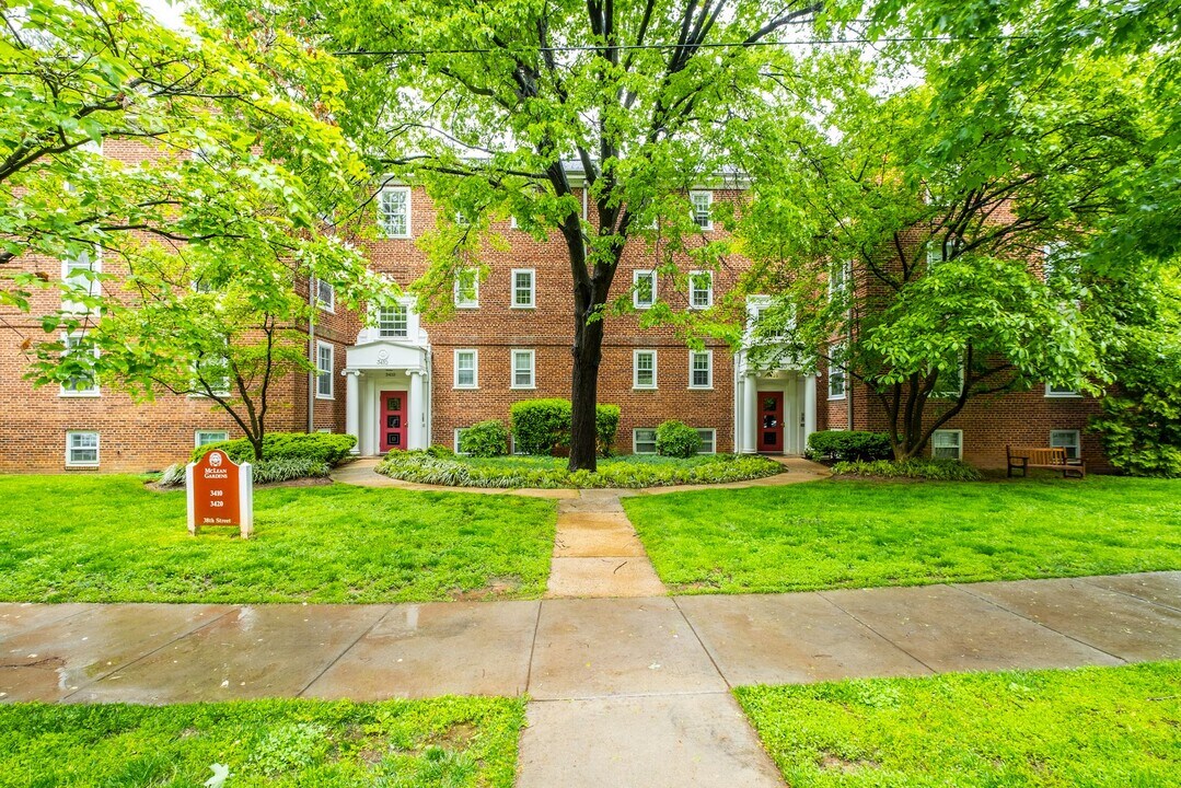 3420 38th St NW, Unit D-418 in Washington, DC - Foto de edificio