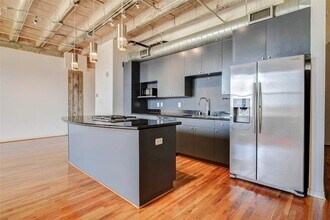 201 Main St in Houston, TX - Building Photo - Building Photo