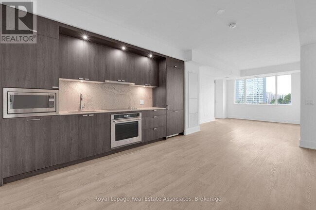 259 The Kingsway in Toronto, ON - Building Photo - Building Photo